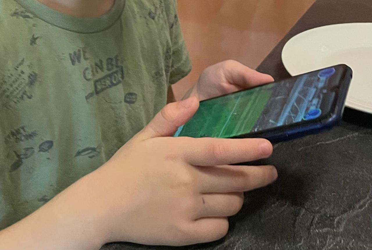 Депресияға бейім, назары мен есте сақтау қабілеті төмен: депутат жасөспірімдерге әлеуметтік желілерді шектеуді ұсынды